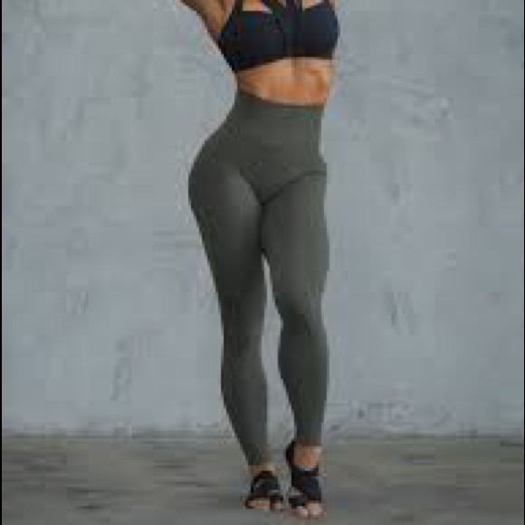 🍑Discontinued Army Green Bombshell Sexy Back Leggings🍑 - Picture 3 of 4